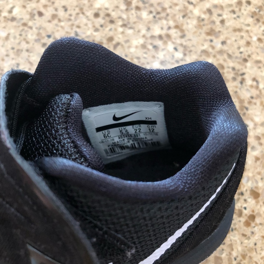 Toddler Nike’s size 6 - Picture 3 of 4